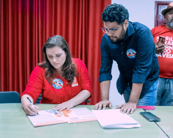 Marilia Arraes assina Carta Compromisso com os petroleiros de Pernambuco